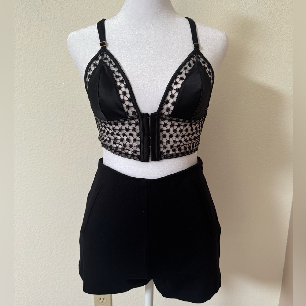 Short and top outfit, with black shorts and lace satin top - Picture 2 of 9